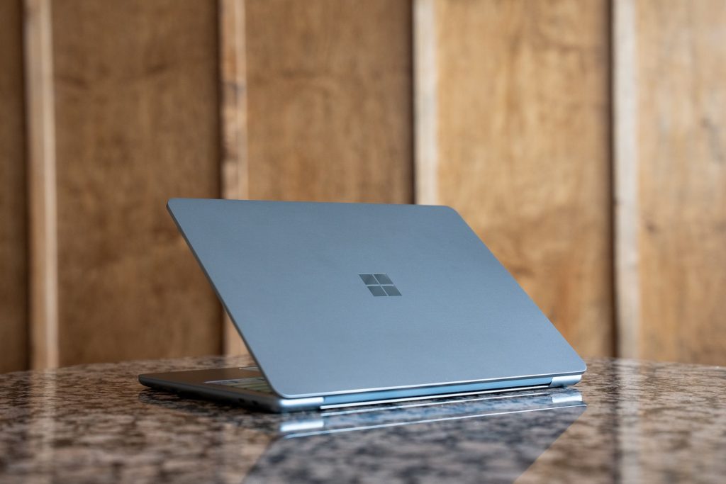 Microsoft, Bellek Kapasitesi Yarısı Olan Daha Uygun Fiyatlı Surface Modellerini Tanıttı