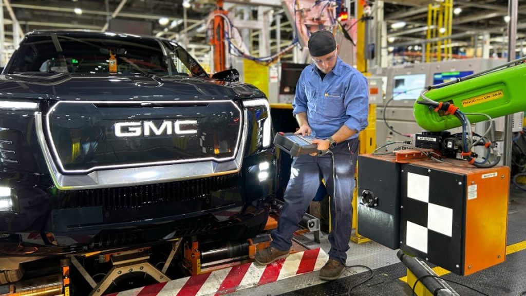 GM, flagship fabrikasında robotları devreye alırken 1.300 işçi işsiz kaldı