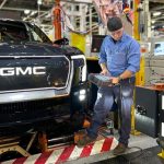 GM, flagship fabrikasında robotları devreye alırken 1.300 işçi işsiz kaldı