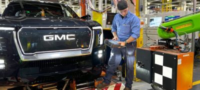 GM, flagship fabrikasında robotları devreye alırken 1.300 işçi işsiz kaldı