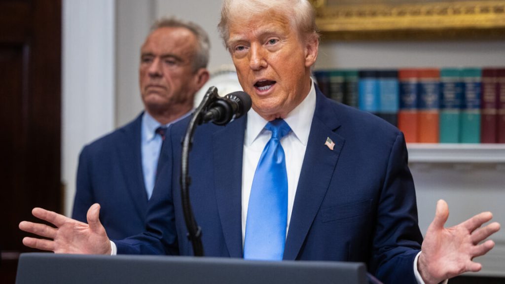 Doktorlar, Trump’ın Danimarka Modeli Aşı Politikasını Çifte Katlamasından Sert Eleştiri Getirdi
