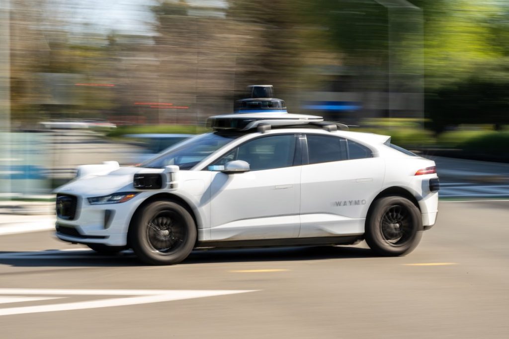 Waymo, yaklaşık 4 000 robotaksiye yol kapatmalarına girme yasağı getirdi