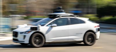 Waymo, yaklaşık 4 000 robotaksiye yol kapatmalarına girme yasağı getirdi