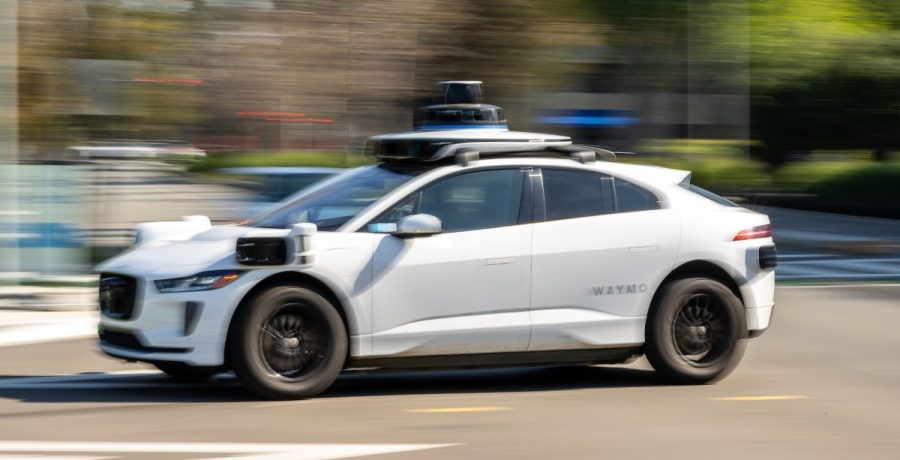 Waymo, yaklaşık 4 000 robotaksiye yol kapatmalarına girme yasağı getirdi