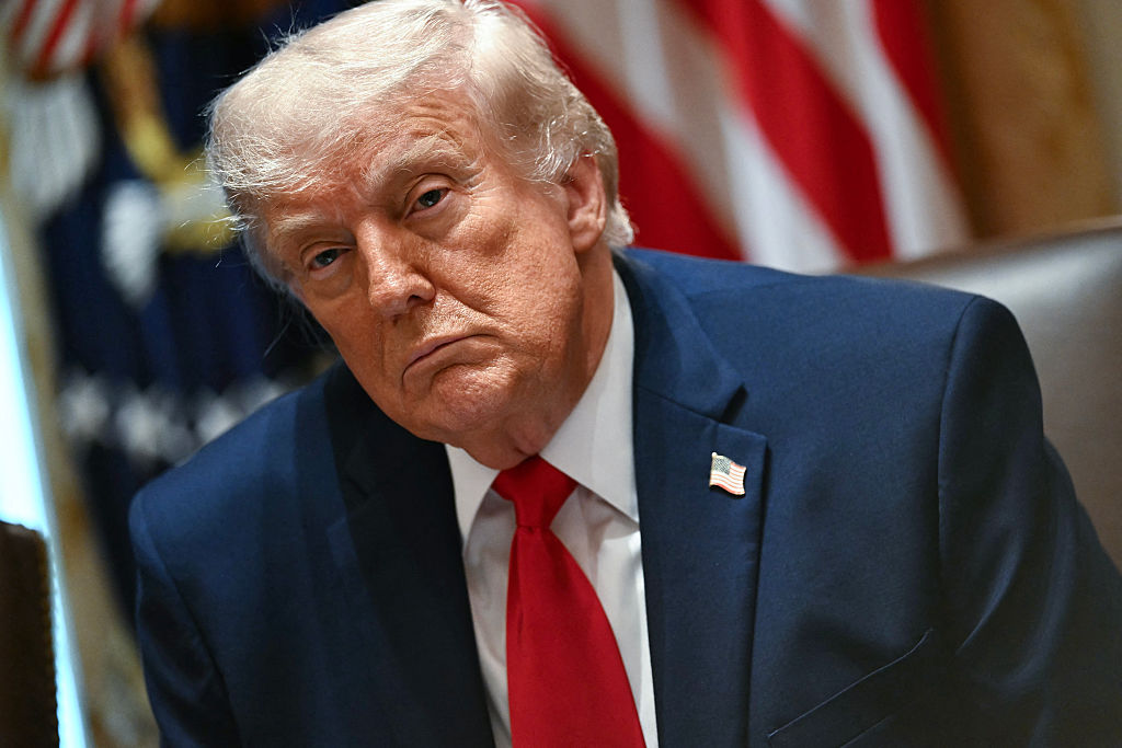 Trump, sektör itirazları üzerine AI denetiminde daha dar kapsamlı bir ek karar imzaladı