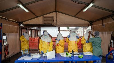 Şüpheli Ebola vakaları testlerin artmasıyla yüzlerce azaldı