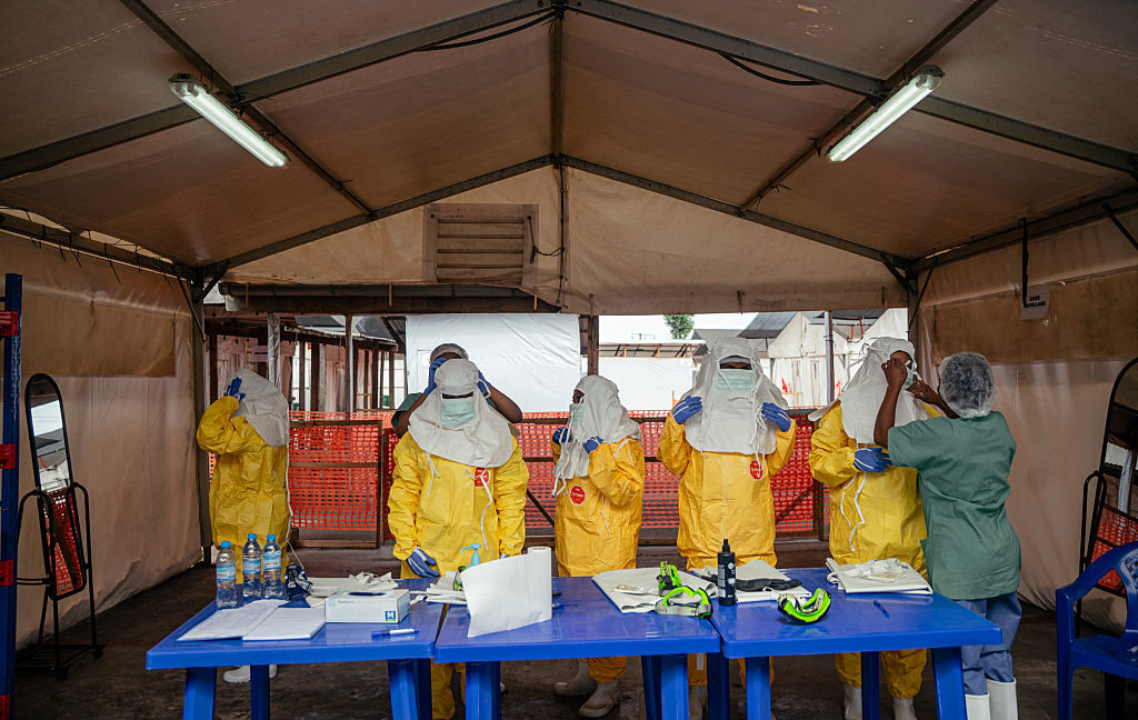 Şüpheli Ebola vakaları testlerin artmasıyla yüzlerce azaldı