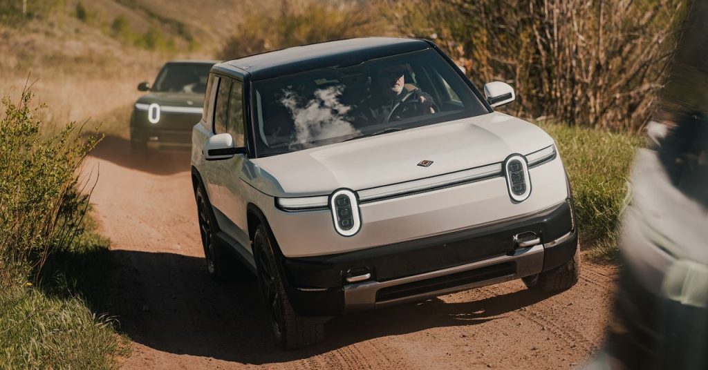 Rivian CEO’su Scaringe, Tesla’nın Cybertruck’ını, Ferrari Luce’u ve R2’nin Geleceğini Değerlendiriyor