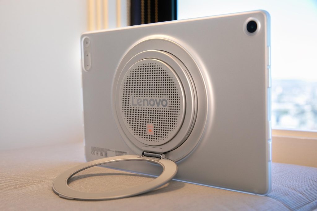 Lenovo Tab Plus Gen 2: Kalın Ses Üstlüğü ve Katlanabilir Standıyla Gelişti