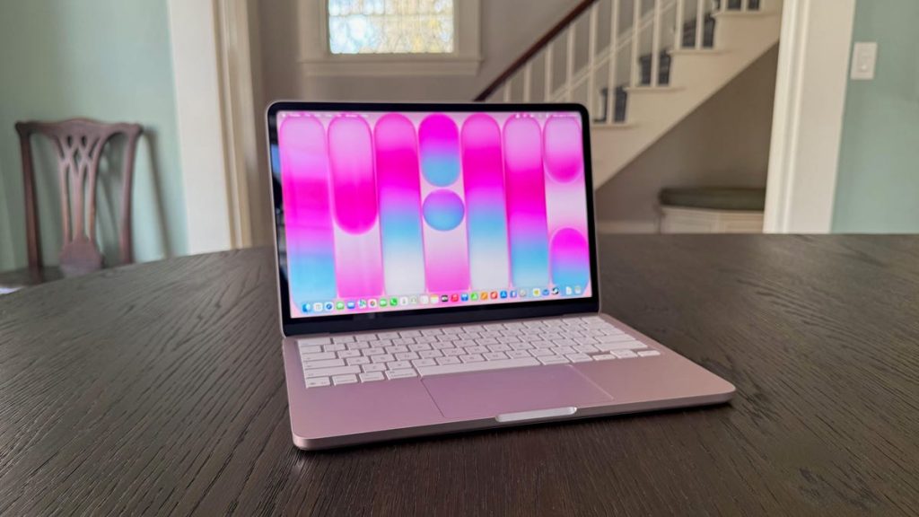 Apple, Öğrenci Dostu MacBook Neo’nun Fiyatını 100 Dolar Arttırdı