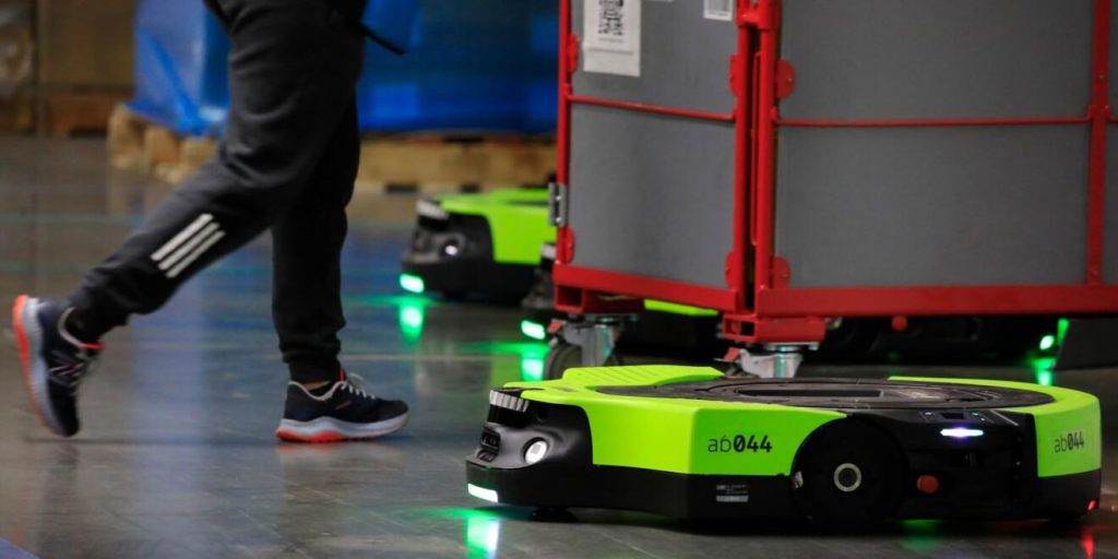 Amazon, çalışanlarla konuşarak çalışan depo robotu geliştirdi