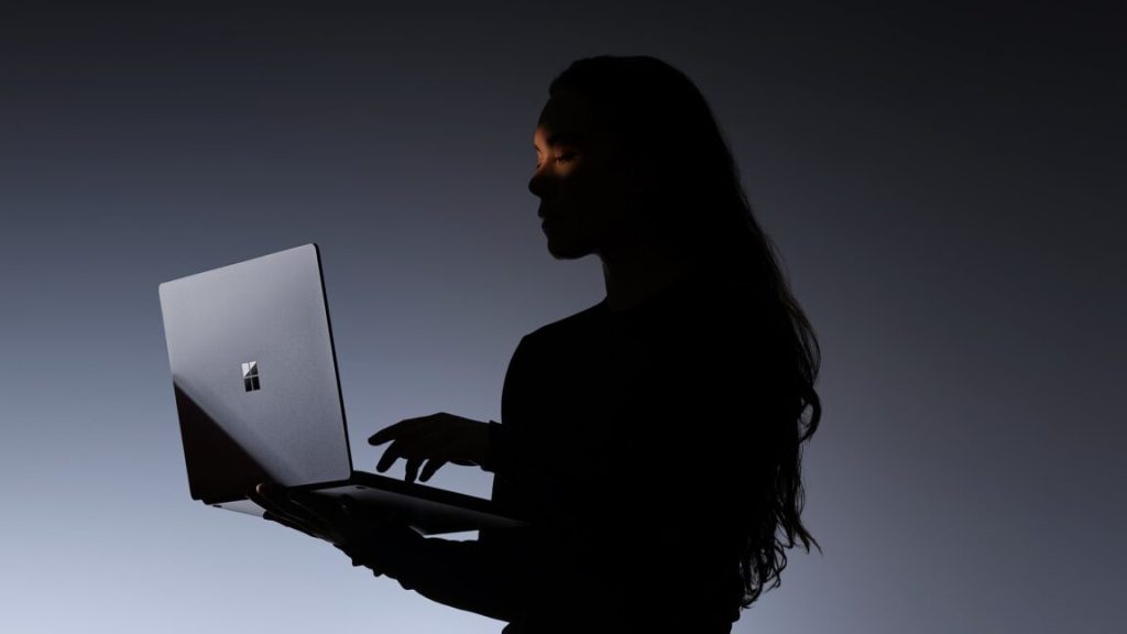 Microsoft Surface Laptop Ultra, gerçek bir MacBook Pro rakibi olarak öne çıkıyor